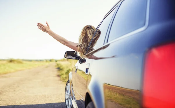 Çekici bir kadın arabada bir araba anahtarı elinde tutar.. — Stok fotoğraf