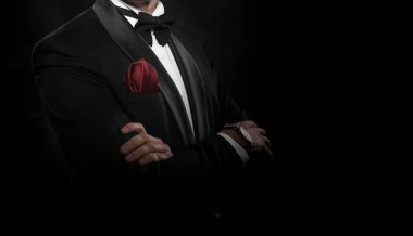 Siyah takım elbiseli genç yakışıklı adam..