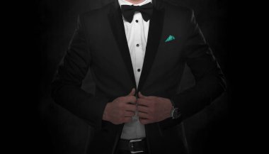 Siyah takım elbiseli genç yakışıklı adam..