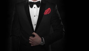 Siyah takım elbiseli genç yakışıklı adam..