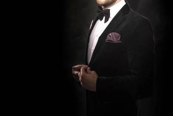 Joven hombre guapo en traje negro. — Foto de Stock