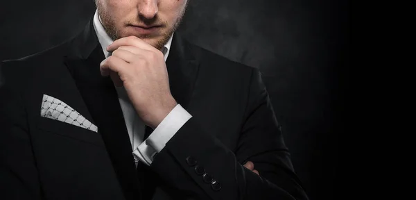 Jovem elegante de terno olhando franzindo a testa . — Fotografia de Stock