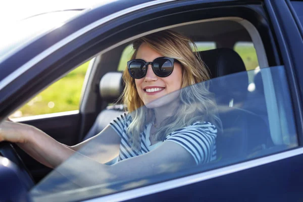 Aantrekkelijke blonde in de auto. — Stockfoto