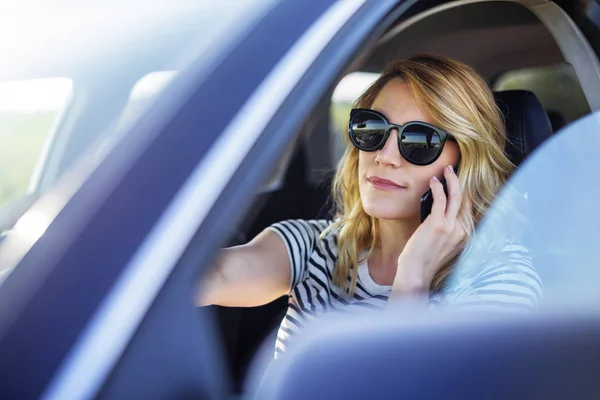 Femme parle au téléphone dans la voiture . — Photo