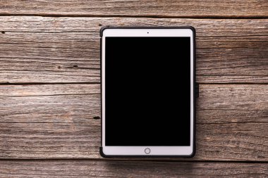 Ahşap bir masaya Apple Inc. tarafından IPad pro 10,5 inç.