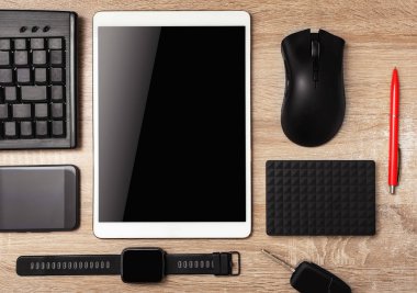 Tablet bilgisayar, akıllı telefon, klavye, akıllı saatler, ahşap masa üstünde bilgisayar fare.