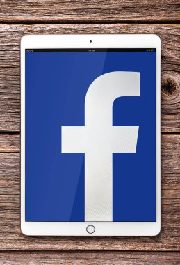 Uzhgorod, Ukrayna - 23 Haziran 2018: Ipad pro 10,5 inç ile sosyal ağ Facebook üzerinde ahşap bir masa üstünde belgili tanımlık perde.