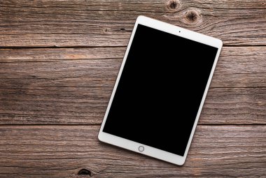 Ahşap bir masaya Apple Inc. tarafından IPad pro 10,5 inç.