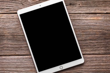 Ahşap bir masaya Apple Inc. tarafından IPad pro 10,5 inç.