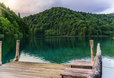 Göl iskelede. Plitvice Gölleri akşam.