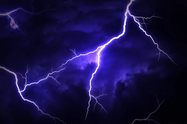 Ein Blitzeinschlag an einem bewölkten, dramatisch stürmischen Himmel. — Stockfoto
