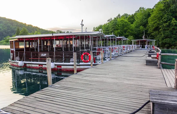 Pleasure boats on the pier in the Plitvice Lakes national park. — Stock Photo, Image