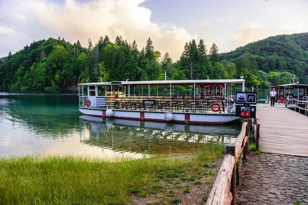 Pleasure boats on the pier in the Plitvice Lakes national park. — Stock Photo, Image