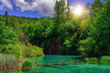 akes mavi su ve şelale ile.