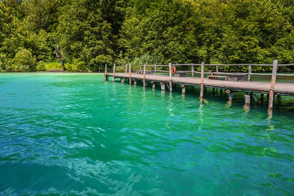 Göl iskelede. Plitvice Gölleri akşam.