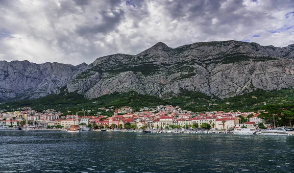 Yaz günü Makarska tatil beldesinin liman manzarası.