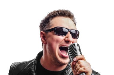 Rock şarkıcısı bir mikrofon ile duygusal şarkı söylüyor.