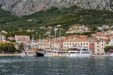 Yaz günü Makarska tatil beldesinin liman manzarası.