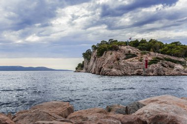 Bir yaz akşamı gün batımında sahil üzerinde kayalık uçurum.