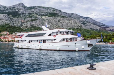 Bağlantı noktası Makarska, Hırvatistan ile neşeli turistler zevk tekne girer.