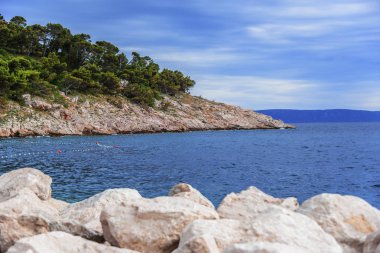 Deniz kıyısındaki taş iskeleye..