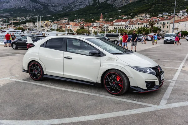Honda Civic modelo de 2015, en el estacionamiento en Makarska, Croacia. — Foto de Stock