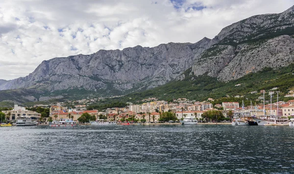 Yaz günü Makarska tatil beldesinin liman manzarası.