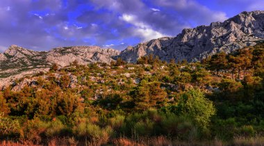 Bulutlu gökyüzü aralığıyla dağlar