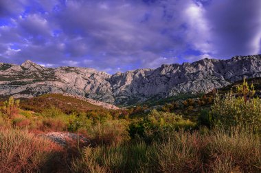 Bulutlu gökyüzü aralığıyla dağlar