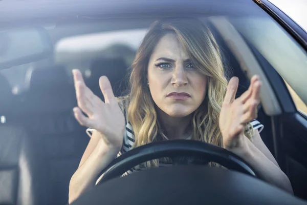 Angry woman driving a car. — Stock Photo, Image