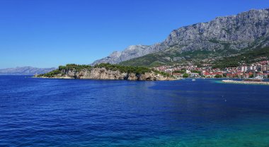 Yaz günü Makarska tatil beldesinin liman manzarası.