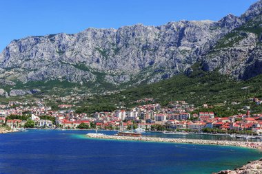 Yaz günü Makarska tatil beldesinin liman manzarası.