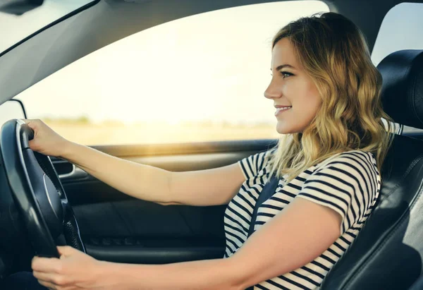 Atractiva rubia en el coche . — Foto de Stock