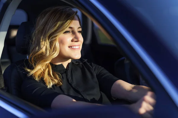 Mulher sorridente no carro em um dia de verão . — Fotografia de Stock