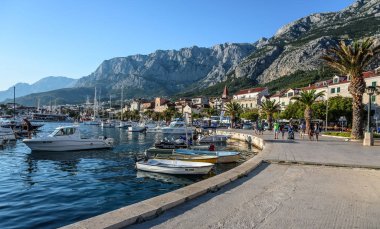 Bir yaz günü Makarska tatil beldesinde toprak seti.