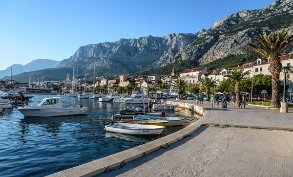Bir yaz günü Makarska tatil beldesinde toprak seti.
