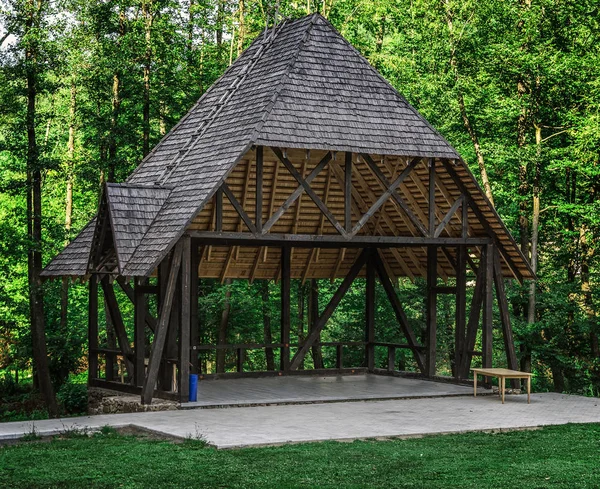 Pavillon oder Alkoven zum Entspannen im Wald. — Stockfoto