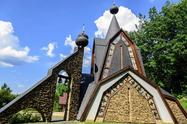 日当たりの良い夏の日に木製の正教会. — ストック写真