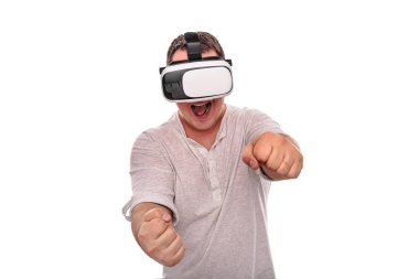 Sanal gerçeklik gözlüklü bir adam bir oyun veya bir simülatör oyun görünmez bir araba sürüş.