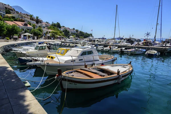 Brela Kroatië Juli 2017 Visserij Plezier Boten Pier Het Resort — Stockfoto