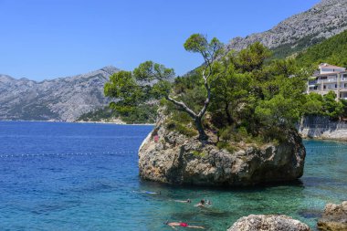 Şaşırtıcı görünümü Brela Beach, Dalmaçya, Hırvatistan.
