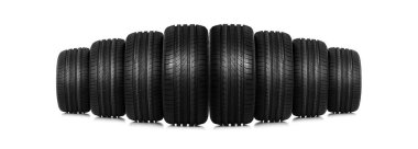 Araba lastikleri üzerinde beyaz izole grup.