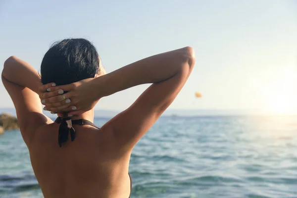 Ung kvinna i bikini på blå havet. — Stockfoto