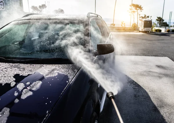 Coche de lavado de alta presión. Lavado de coches bajo el cielo abierto . — Foto de Stock