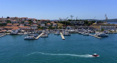 Kalenin Trogir Şehri limandan görünümü.