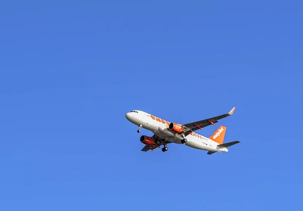 Літак виходить на посадку в аеропорту. — стокове фото
