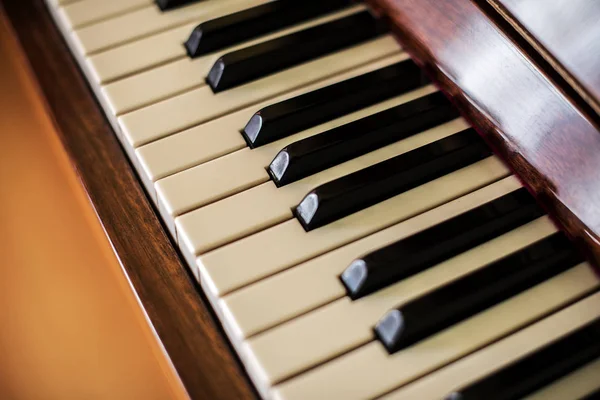 Klaviertasten. Piano aus nächster Nähe geschossen. Musikinstrument. — Stockfoto