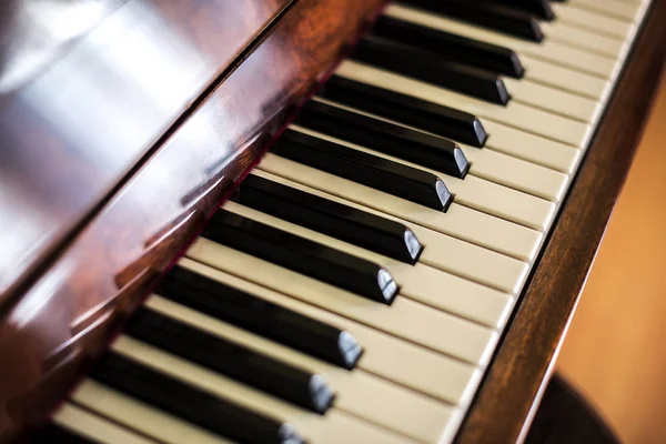 Ключи от пианино. Пианино крупным планом. Музыкальный инструмент . — стоковое фото