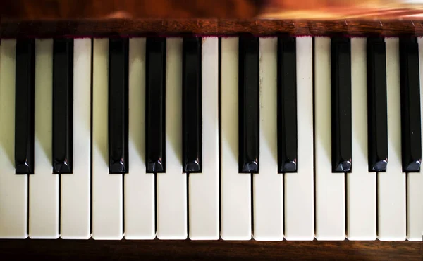 Teclas de piano. Piano disparó de cerca. Instrumento musical . — Foto de Stock