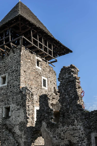 Las ruinas de un antiguo castillo medieval de piedra — Foto de Stock